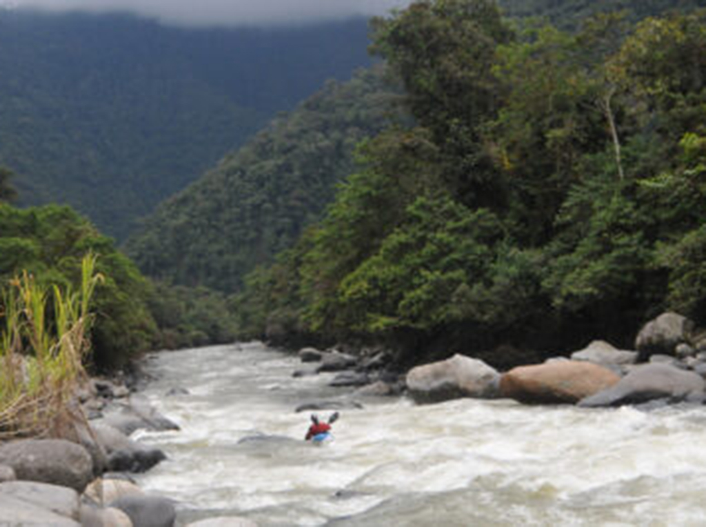 A beautiful view on the Qiojos River in Ecuador - Endless River Adventures 